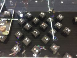 -灵彩珠宝(朗香街店)