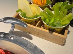 -茅草房·河畔园林火锅