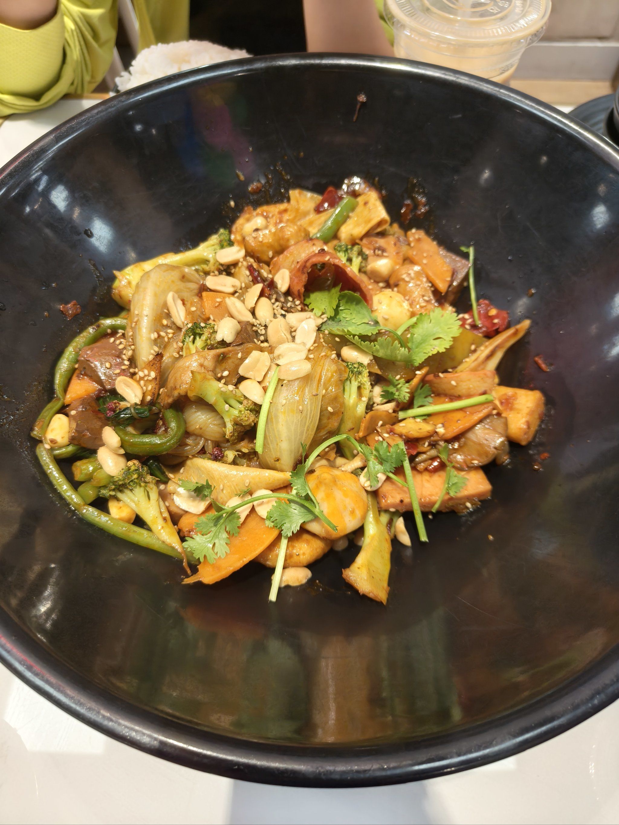 今天吃了醉人椒麻辣香锅,菜品是自选的,有