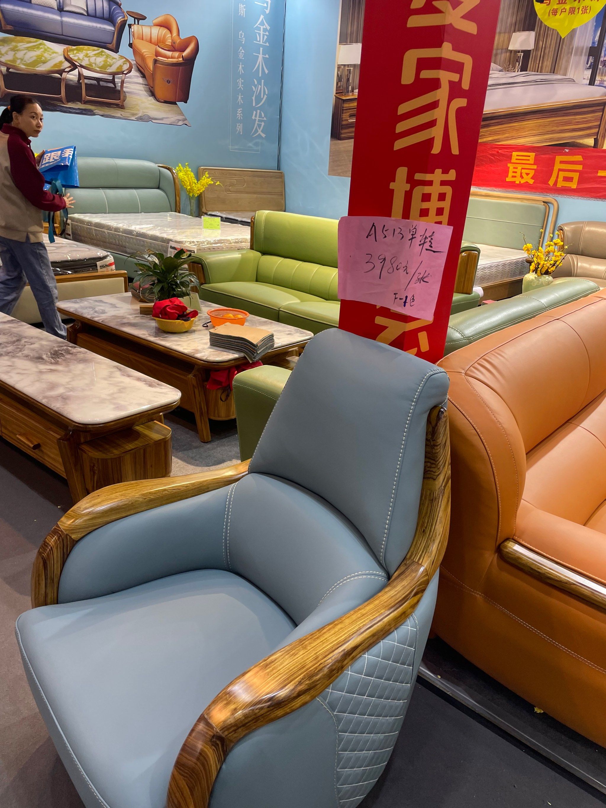 五一在上海家博会玩
节日里的展会非常的多
家博会的现场旁边就是