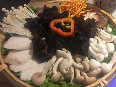 -尚尚仙·酸汤猪手·猪肚鸡火锅(华联万柳购物中心店)