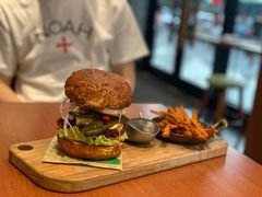 双蛋指椒牛肉汉堡-魏斯理汉堡(西安沣东吾悦店)