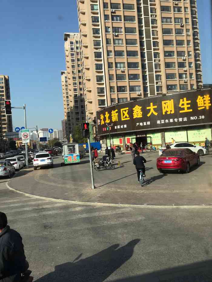 打分    /人 价钱实惠,种类繁多,食材很新鲜,超市顾客不少.