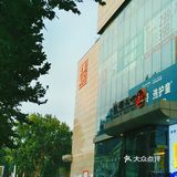 每次来，都有好多小孩儿坐在楼梯上看书