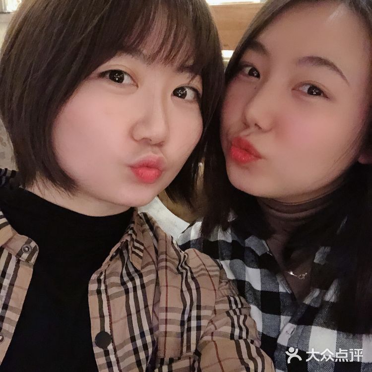 朋友过生日,我们到这里来聚餐,蛋糕店的是白房子家