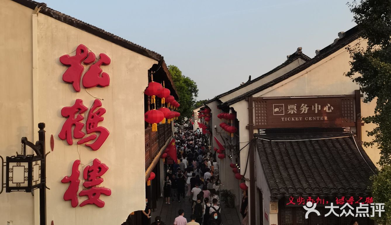 又能看见不一样的河两边，都是原来的格调