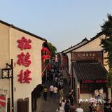 又能看见不一样的河两边，都是原来的格调