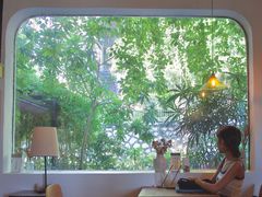 -彳亍咖啡·这里(水湾路店)
