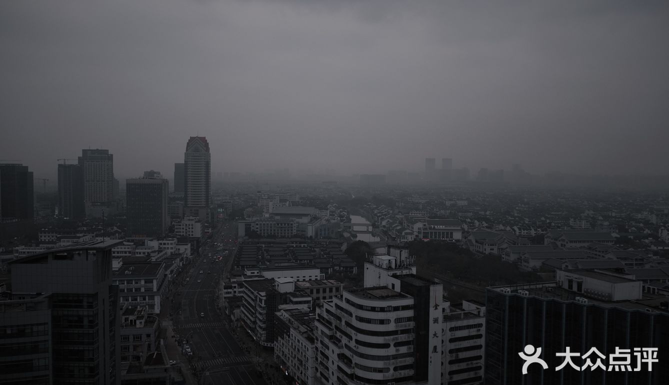 阴雨天的富达大夏[发呆]