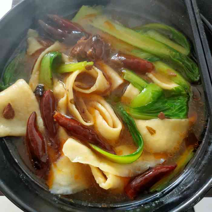 打分 【宽牛肉板面】面很劲道,面的量非常的少!汤很辣!