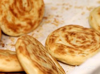 一个个热烧饼咕咕噜噜滚入箩筐里
