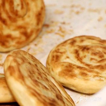 一个个热烧饼咕咕噜噜滚入箩筐里