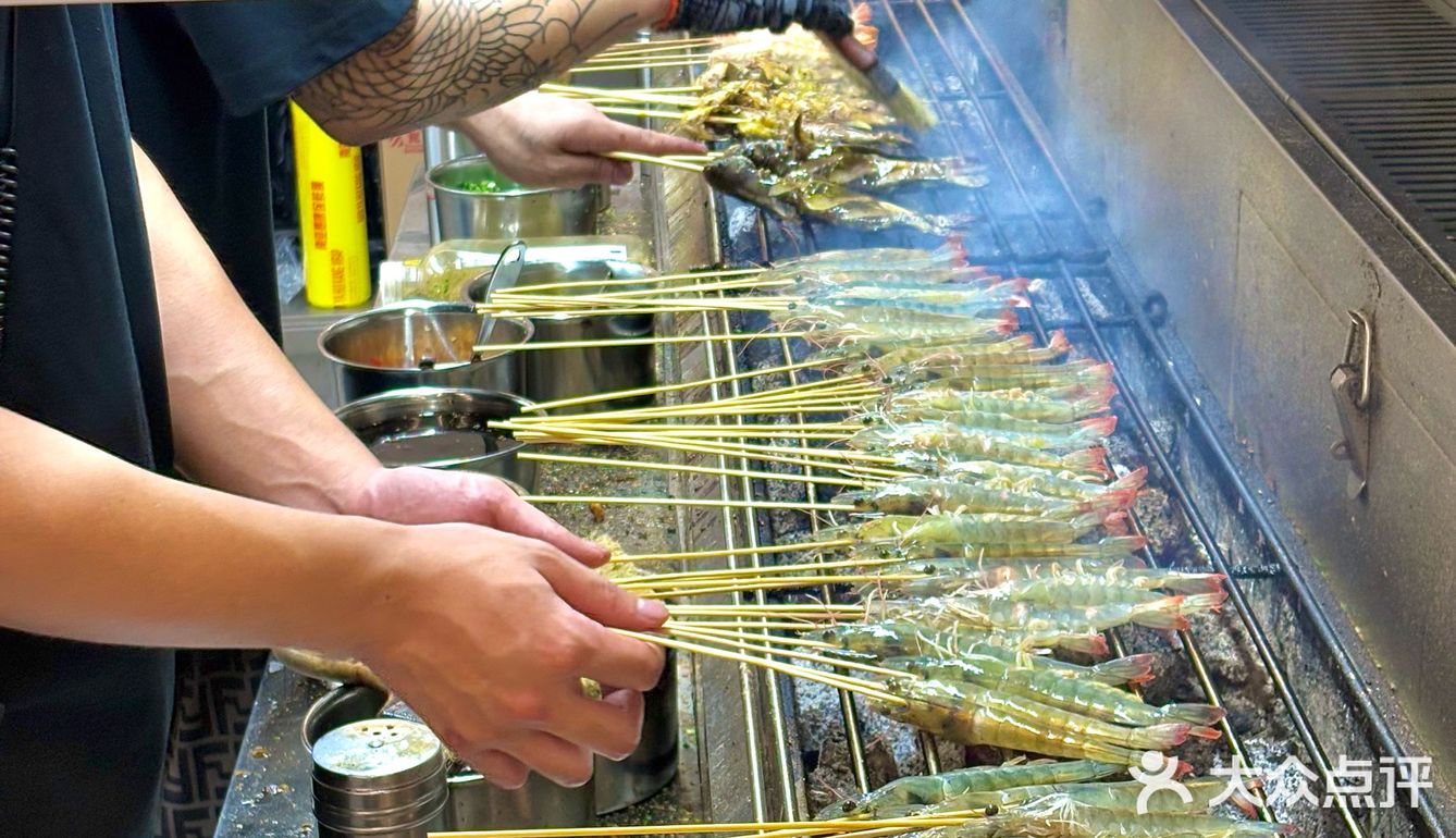 吃个烧烤怎么好多人啊！！(周迅脸)。。。