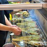 吃个烧烤怎么好多人啊！！(周迅脸)。。。