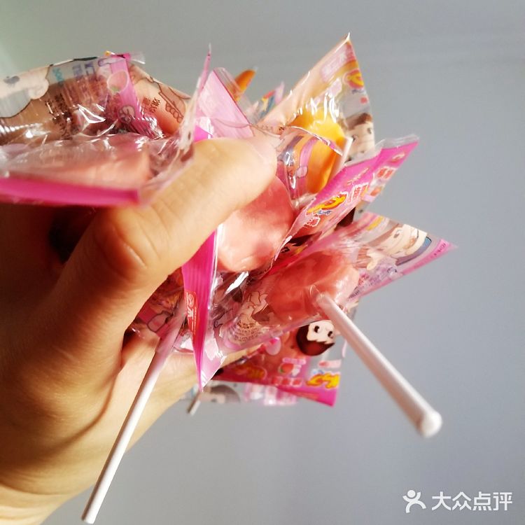 不二家棒棒糖，小时候吃真知棒，然后是阿尔卑斯