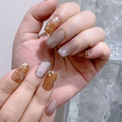 -花岐款式专研健康美甲沙龙