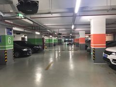 -绿地缤纷城-停车场