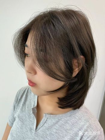 日常百搭不想打理发型的就选这款发型，中长发锁骨发