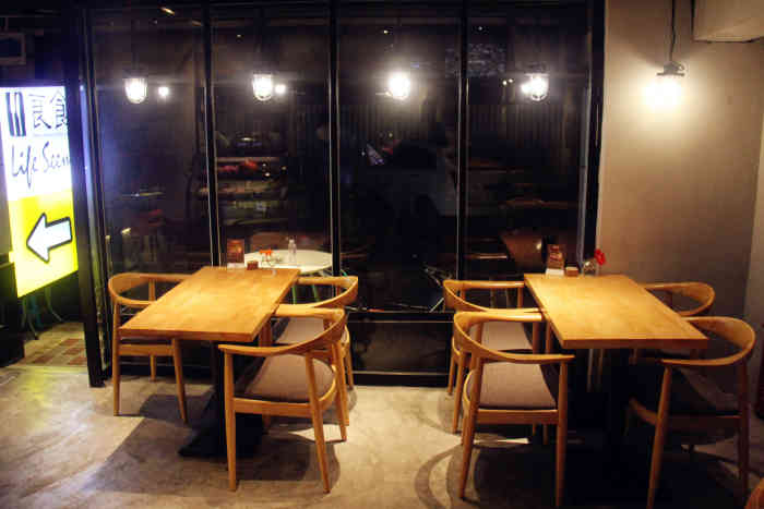 良食,又是一家吃轻食简餐的餐厅,位于通湖路十八中校门正对面的一个小