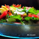 店内布置错落有致，前台很有酒吧的氛围