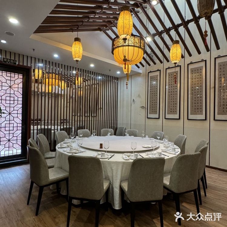 这家开在大宁中心的潮府粥绝对是非常的正宗，食材新鲜