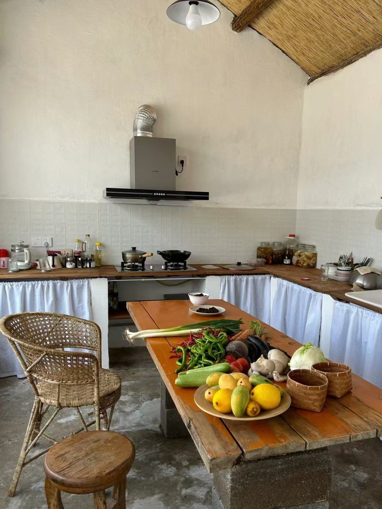 周末在郊区租了个民宿,厨房太有感觉了