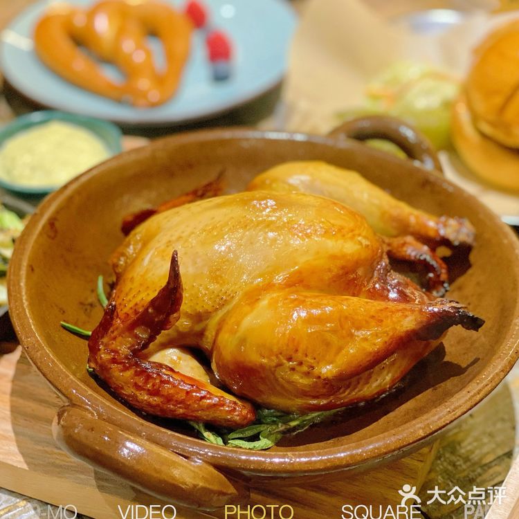 唯有美食与爱不可辜负，小伯格酒馆经典与浪漫并存👏👏👏
