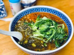 辣肉面加雪菜和毛豆-沪西老弄堂面馆(定西路店)