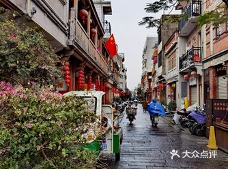 西街，毋庸置疑是泉州旅游打卡点之一，有很多美食小吃
