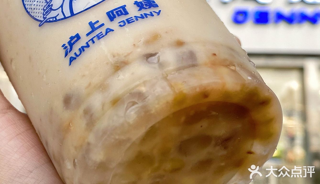 武汉的夏天必须拥有两杯沪上阿姨的绿豆牛乳冰！