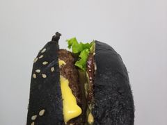 黑钻M5和牛汉堡-上海西藏大厦万怡酒店Momo Cafe(徐汇店)