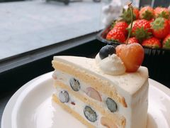黄樱桃蓝莓奶油蛋糕-black rainbow coffee