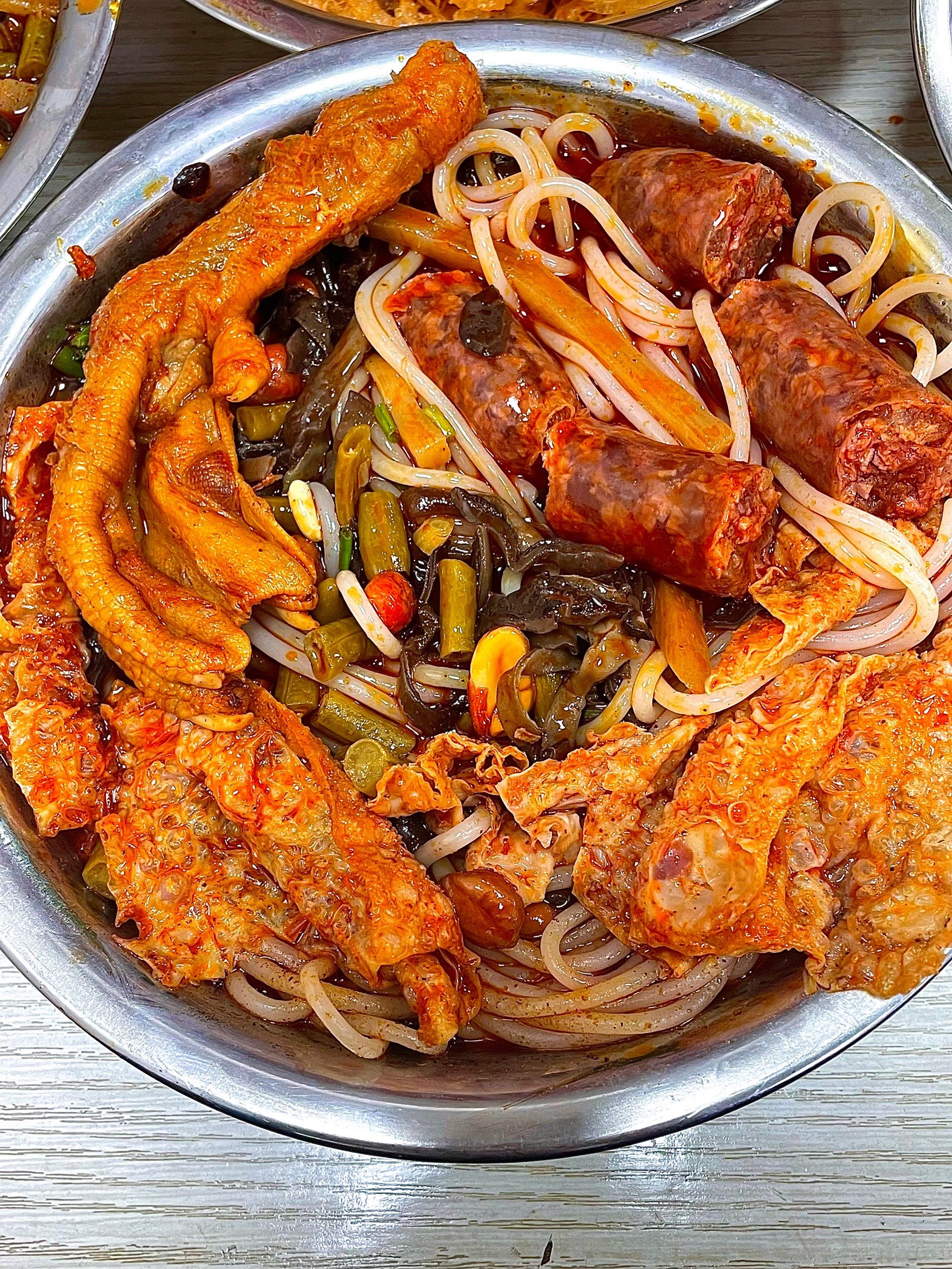 这才是柳州本地人经常去吃的螺蛳粉店