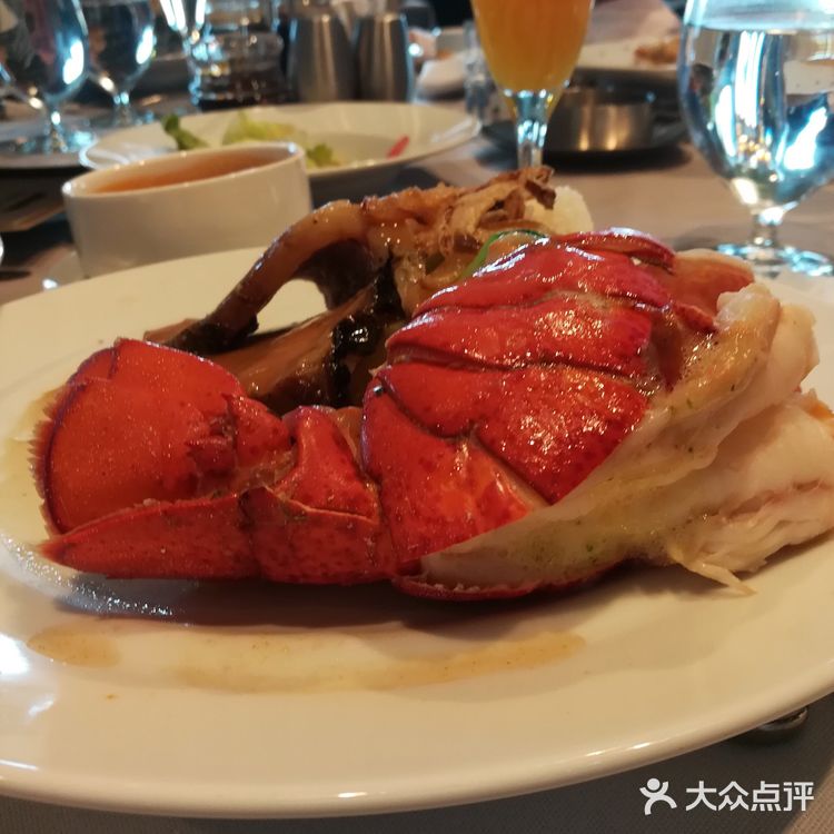 热心的小伙子，在厨房找来小蛋糕