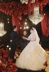 点击看大图 -Renee芮亦婚纱