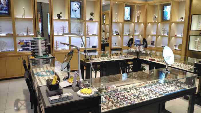 宝岛眼镜(天津万新店)-"上周我新配了一副眼镜,这礼拜是带家人来配.