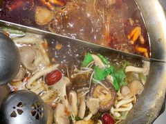 骨汤菌汤辣牛油锅底-九鼎轩脆毛肚火锅(三钢里店)