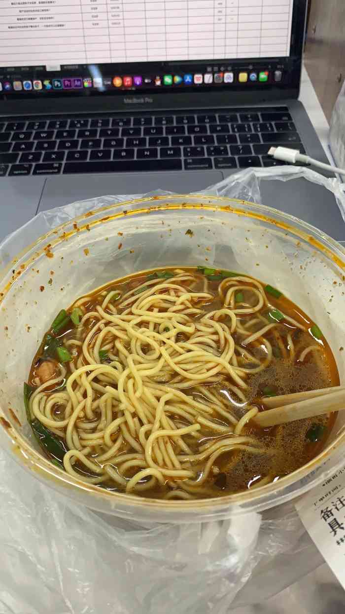 打分 烤苕皮的老板推荐来的 果然很正宗 以后想吃重庆小面就他了 两次