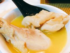 浓厚原只鸡煲花胶汤-鲜入围煮花胶鸡海鲜火锅