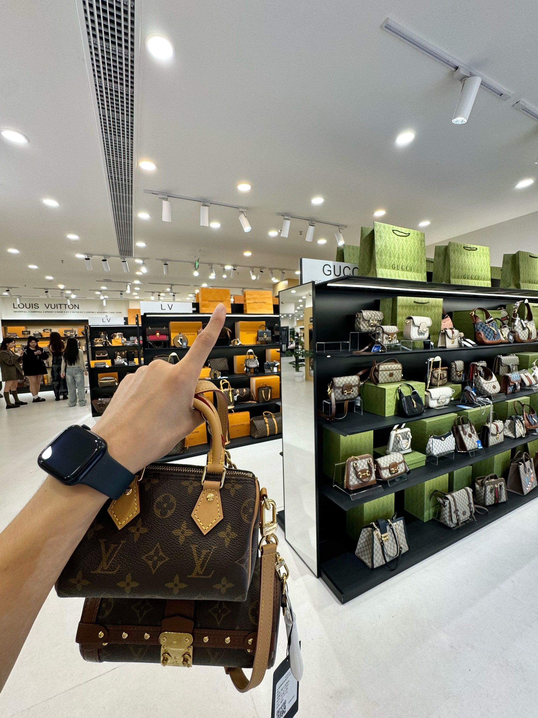 大型包包超市!不要太好逛