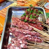 新鲜的黄牛肉和碳烤才是烧烤的爆香灵魂