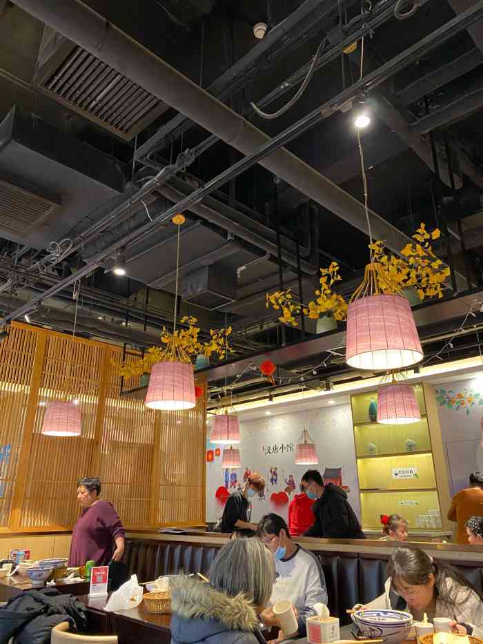 今天和家人来到plus365商场逛逛逛的累了也有点饿了就去汉唐小馆吃饭