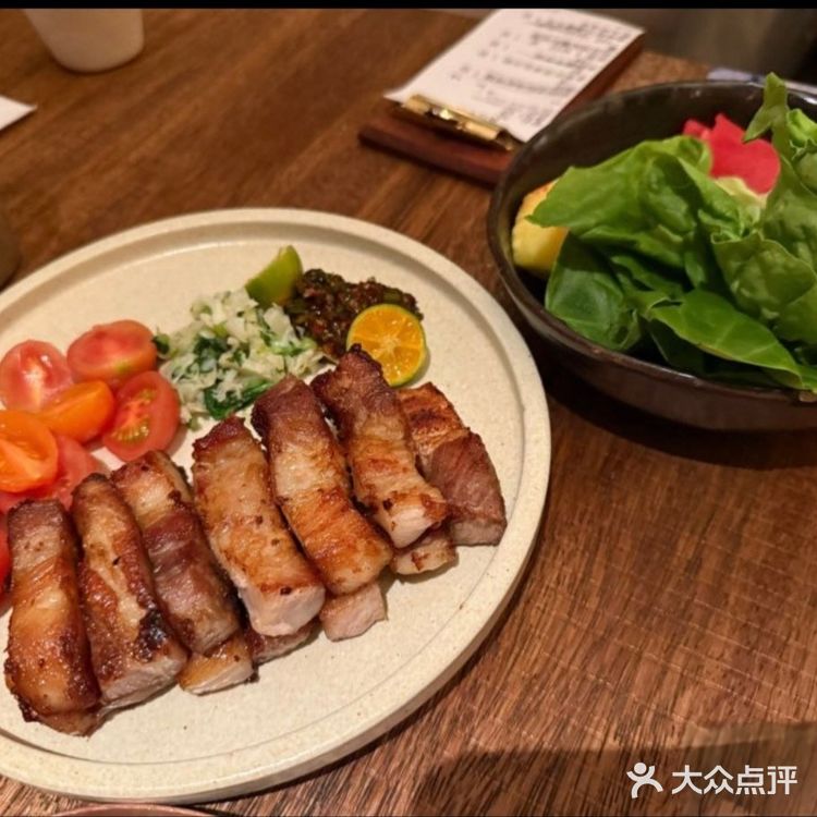 走进野果餐厅，瞬间就被那独特又惬意的氛围感包裹