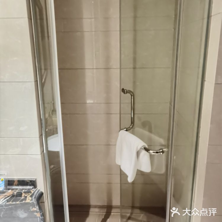 地下室有车位（住宿完领停车券）