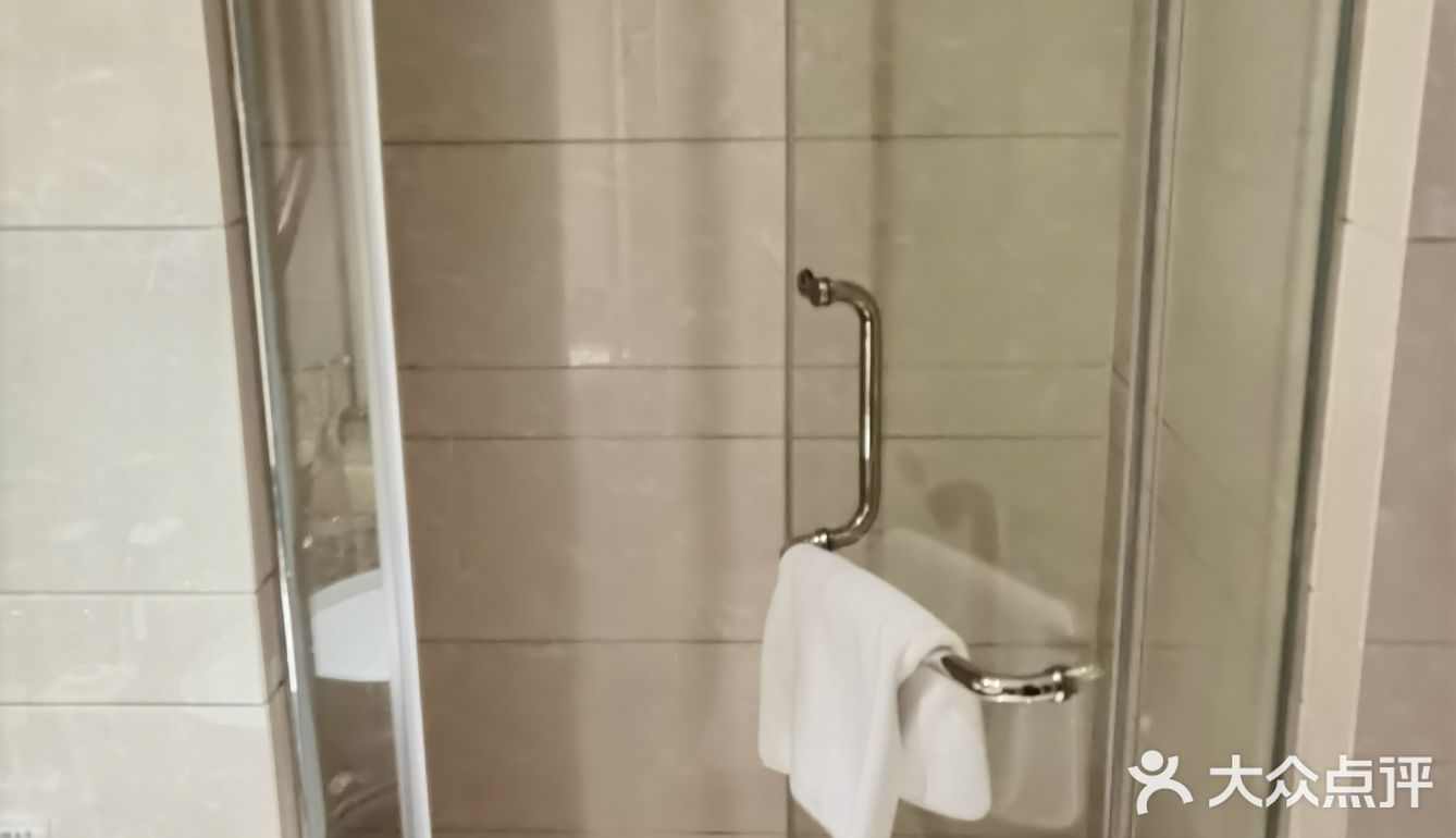 地下室有车位（住宿完领停车券）