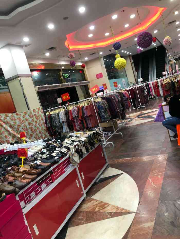 岁宝广场(景田店"新开的岁宝,旁边配有星巴克,肯德基(但还.