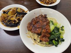 葱油拌面加大排-小桃园餐厅