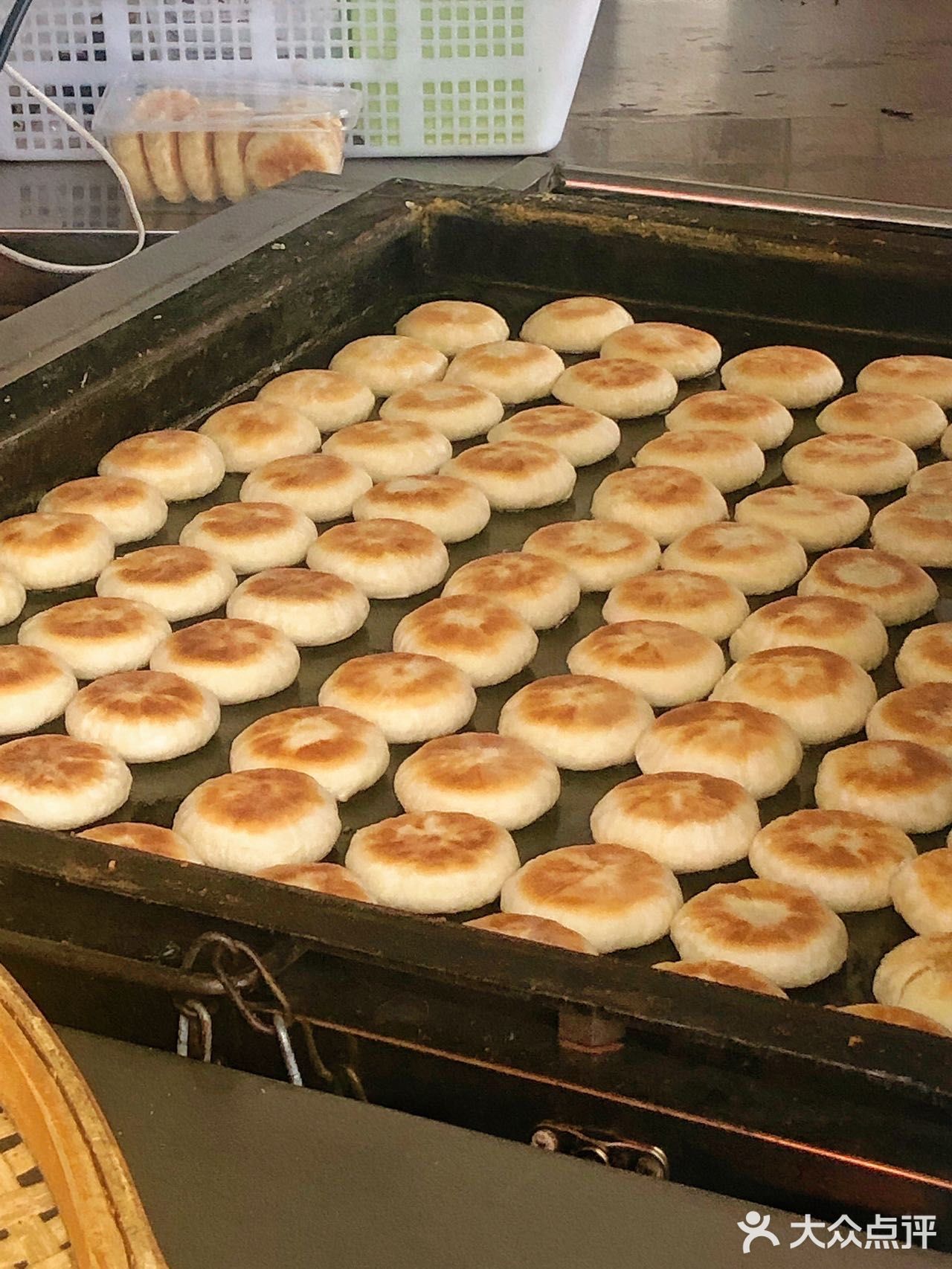 在龙洞美食街里藏了一家专卖绿豆饼的小摊,就在龙洞小学