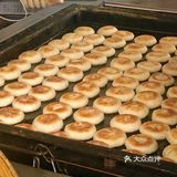 在龙洞美食街里藏了一家专卖绿豆饼的小摊,就在龙洞小学