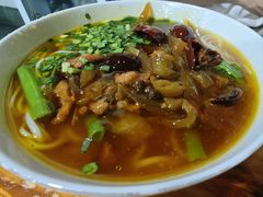 酸菜肉丝米线-越洋肖氏老米线(杨家坪店)
